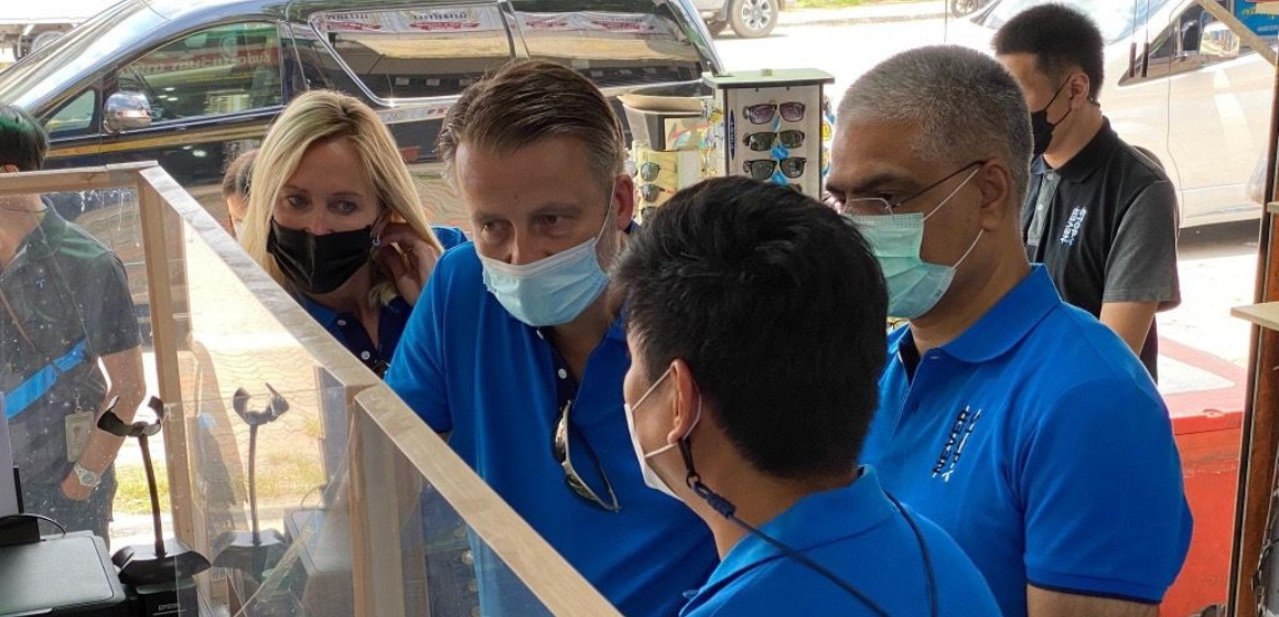 Head of Telenor Asia and CEO of dtac visiting a market in Thailand